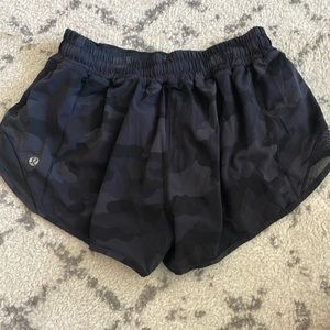 BLACK CAMO SIZE 6 LULU HOTTY HOT SHORTS🖤🖤🖤
